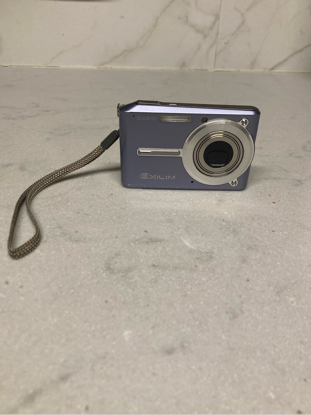 Casio Exilim EXS600 6 0 MegaPixels Digital Camera with 3X Optic Zoom (Blue).